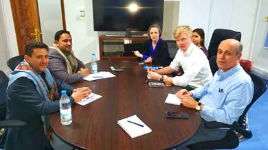 المبعوث الأممي هانس جروندبرج خلال لقاءه بمسؤول ملف الأسرى لجماعة الحوثي في صنعاء